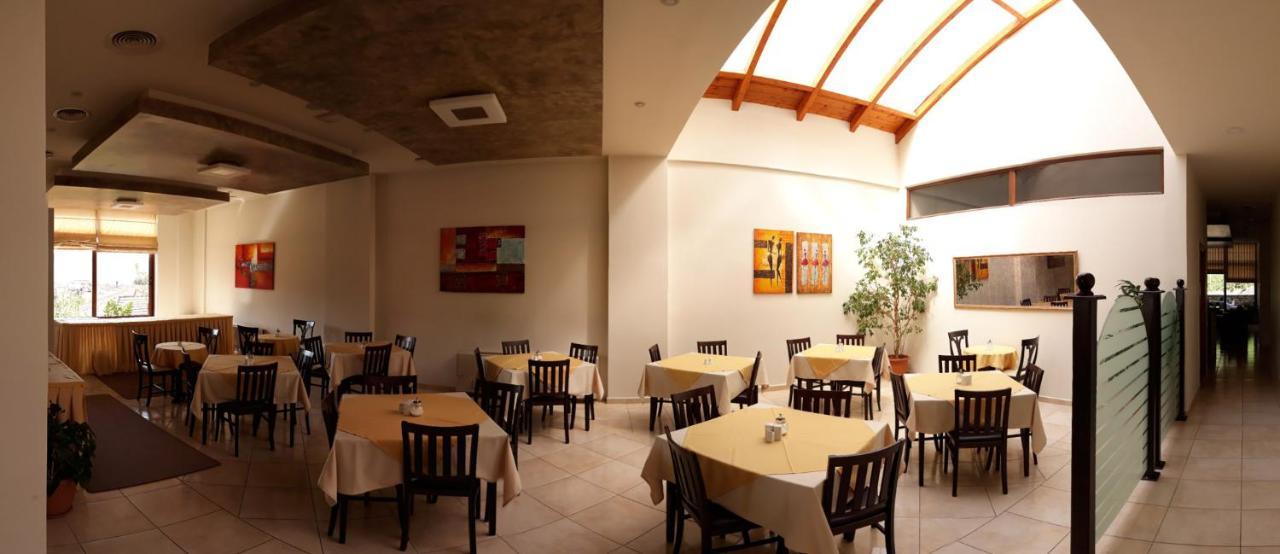 Ahilion Hotel Калаврита Екстериор снимка